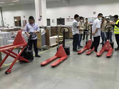 電動(dòng)高升程搬運(yùn)車交付使用，感謝廠家羅總親自跟客戶講解操作方法！
